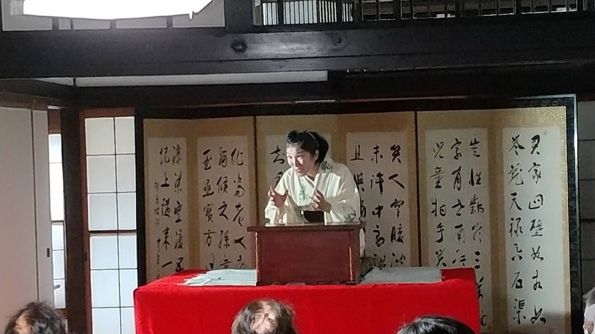 Kanda Masami performing on stage