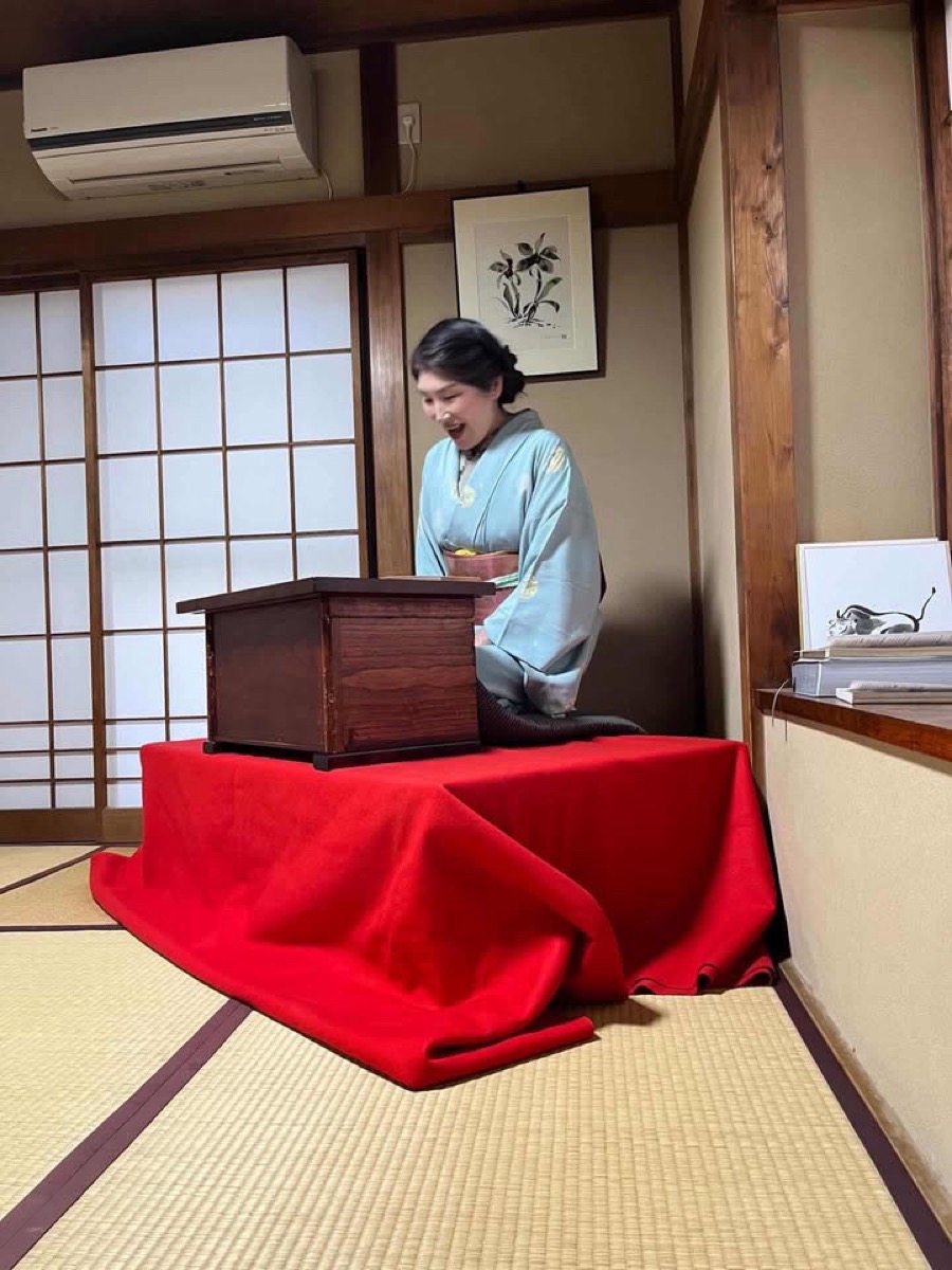 Kanda Masami seated at the shakudai storytelling desk